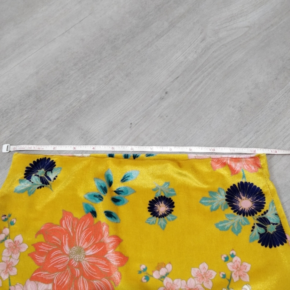 PrettyLittleThing velvety floral yellow mini skirt - Picture 14 of 15